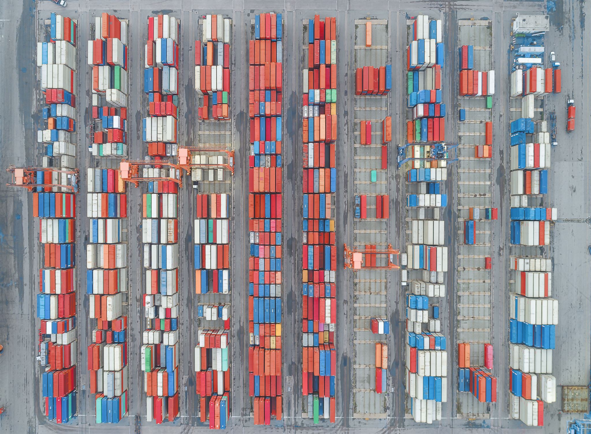 Aerial-view-of-containers-in-a-warehouse